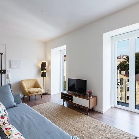 Amazing Downtown Apt With Small Balcony With View Over The Castle Лиссабон Экстерьер фото