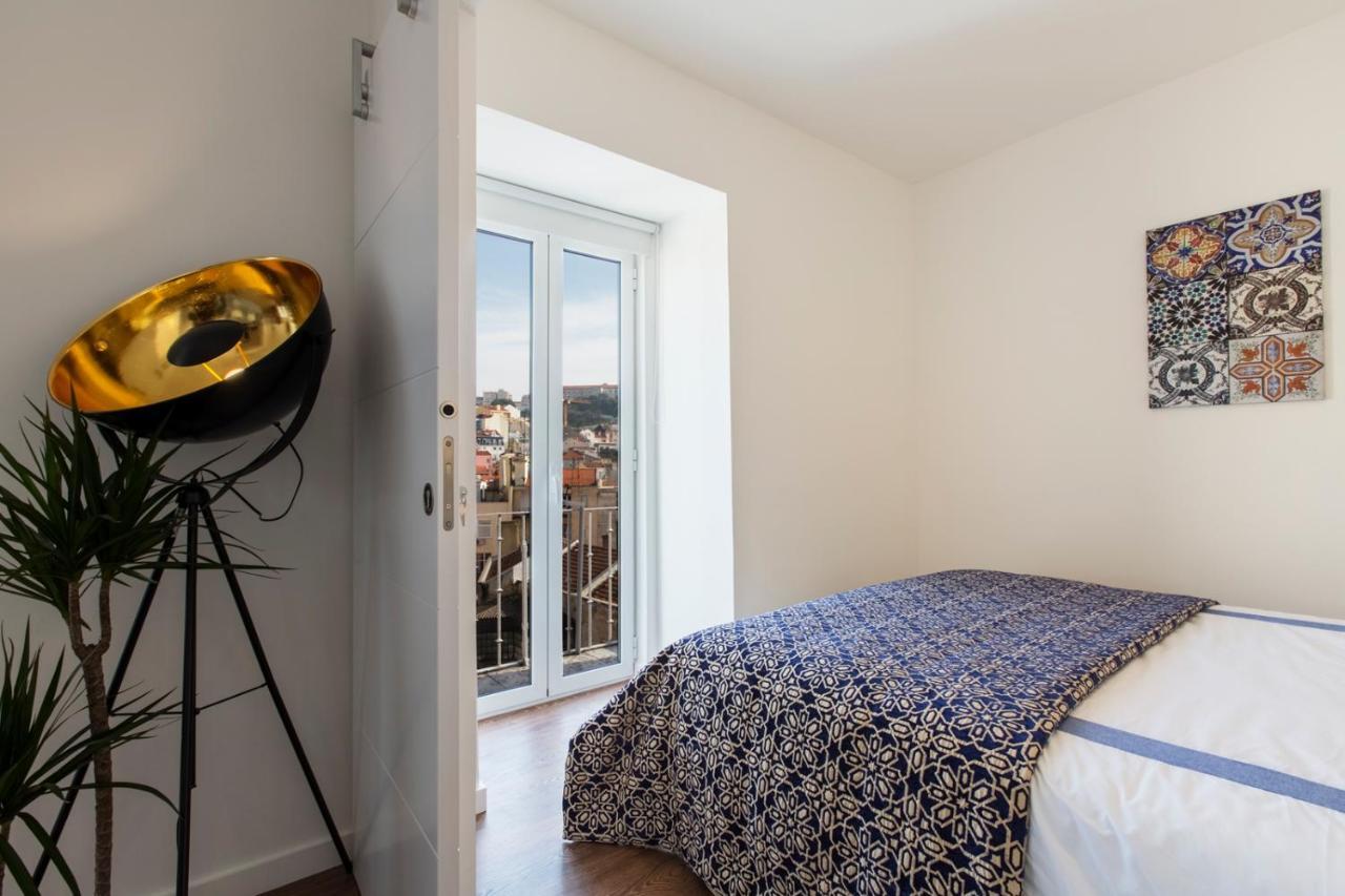 Amazing Downtown Apt With Small Balcony With View Over The Castle Лиссабон Экстерьер фото